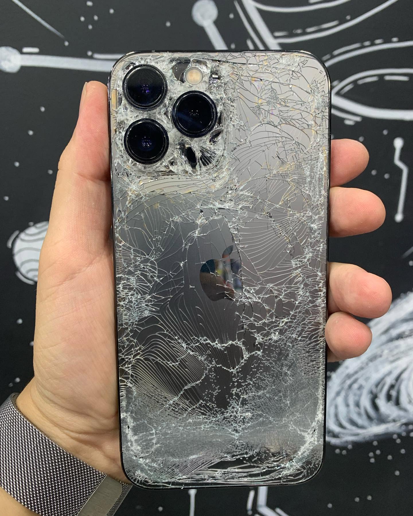 iPhone 13 Pro com traseira e vidro das câmeras quebrados